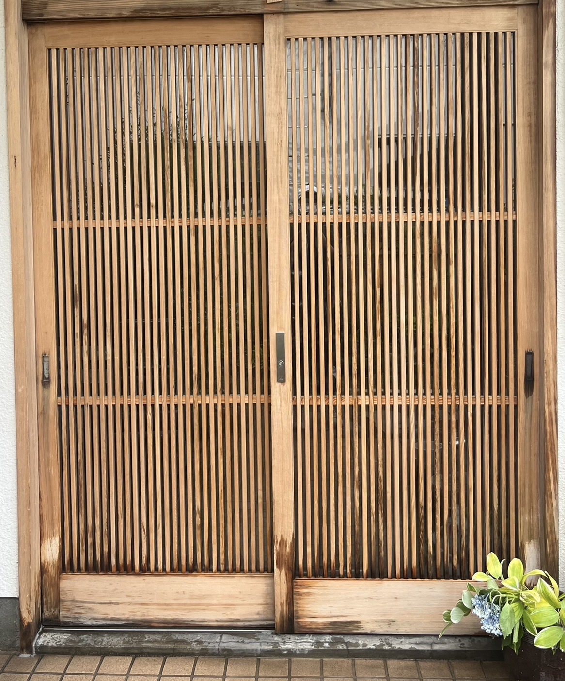 青森県弘前市　玄関の扉清掃🚪